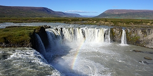 wasserfall godafoss auf island, island, godafoss, wasserfall, coolcation, islandkreuzfahrt, kreuzfahrtziele, sommerurlaub, sommerferien, aktivurlaub, rundreisen