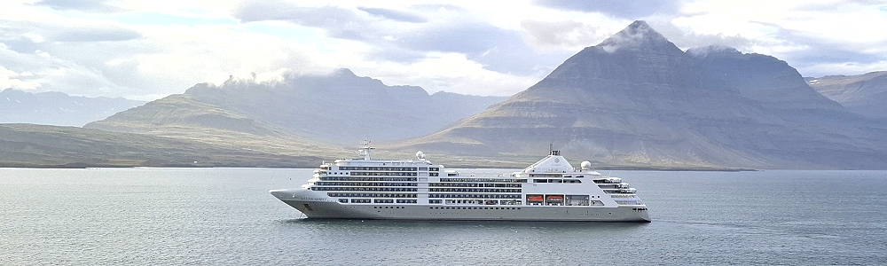 kreuzfahrtschiff silver spirit der reederei silversea cruises liegt vor djupivogur in island, silversea cruises, silversea kreuzfahrten