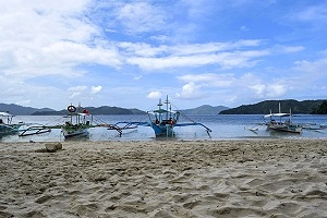 boote am strand auf den philippinen, g adventures reisen, g adventures solo ish, gruppenreisen g adventures, gruppenreise philippinen, gadventures